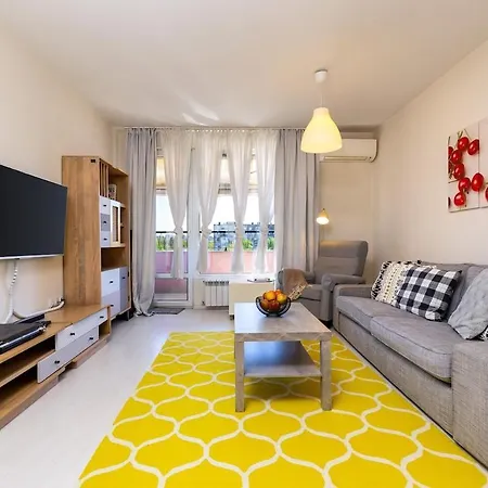 Modern & Bright Cherry In South With Private Parking Appartement