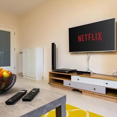 Modern & Bright Cherry In South With Private Parking Appartement