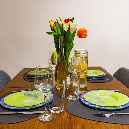 Modern & Bright Cherry In South With Private Parking *